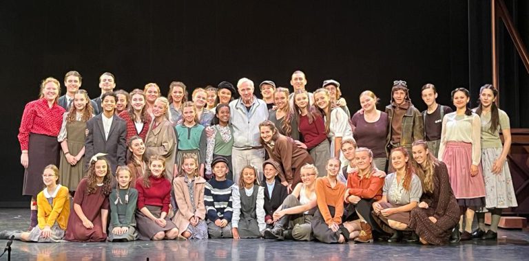 Jan Terlouw, schrijver van Oorlogswinter, bezoekt voorstelling van Jongerentheater Quint