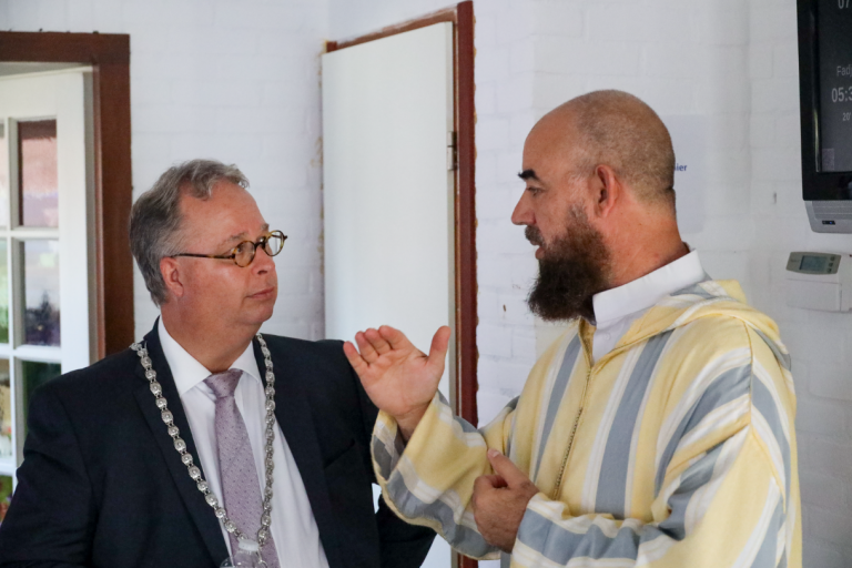 Burgemeester Weber bezoekt moskeeën in Zuidplas als teken medeleven
