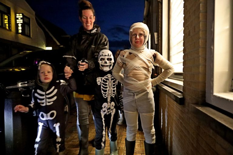 Grote drukte bij Halloweenoptocht in Nieuwerkerk aan den IJssel (video)