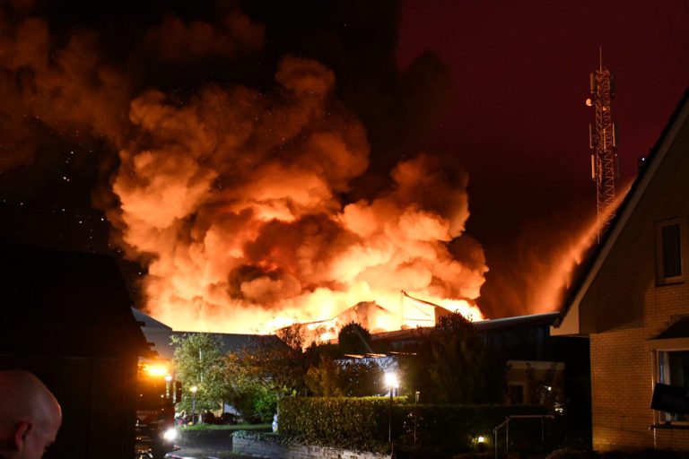 Zeer grote brand bij notenopslag in Moerkapelle (video)