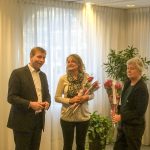 2015-01-27 – nieuwerkerk – Camino geeft doorgeef rozen aan college B&W met Burgemeester Kats
