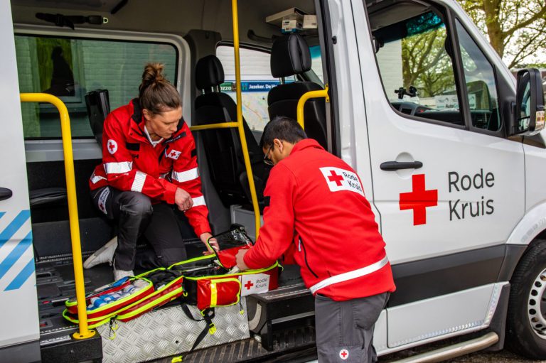 Vrijwilligers Rode Kruis klaar om ambulancedienst te ontlasten bij grote drukte