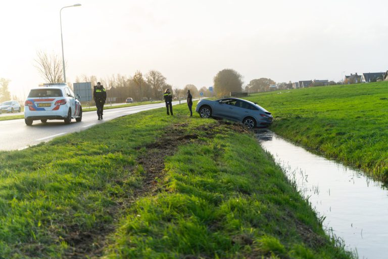 Auto in de sloot Zuidplasweg Zevenhuizen