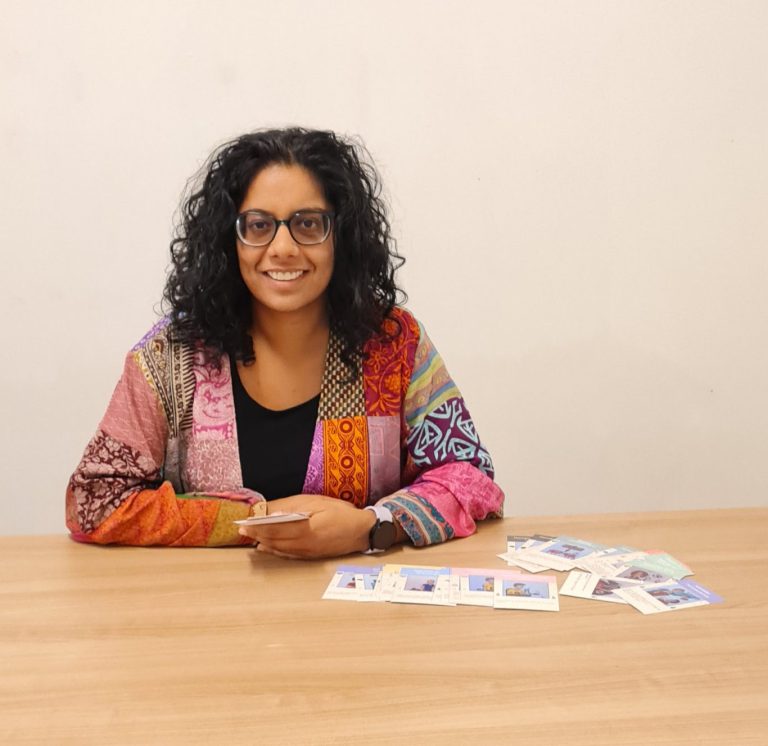 Ervaringsdeskundige, Faaria Chand, introduceert het ‘Leven met NAH’ kwartetspel 