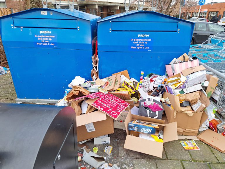 Bende rond afgesloten papiercontainers Nieuwerkerk