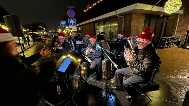 Gezellige editie van Kaarsjesavond 2025 in het hart van Nieuwerkerk
