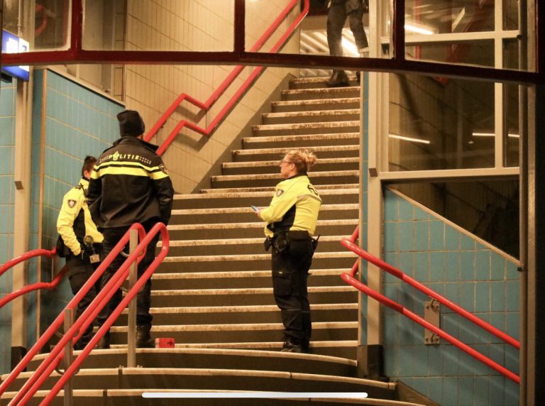 Station Nieuwerkerk met politie