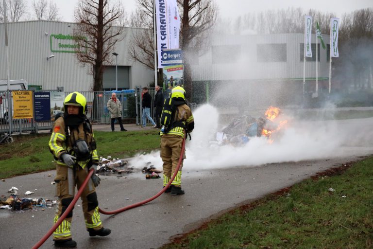 Afval vliegt spontaan in brand in Nieuwerkerk (video)