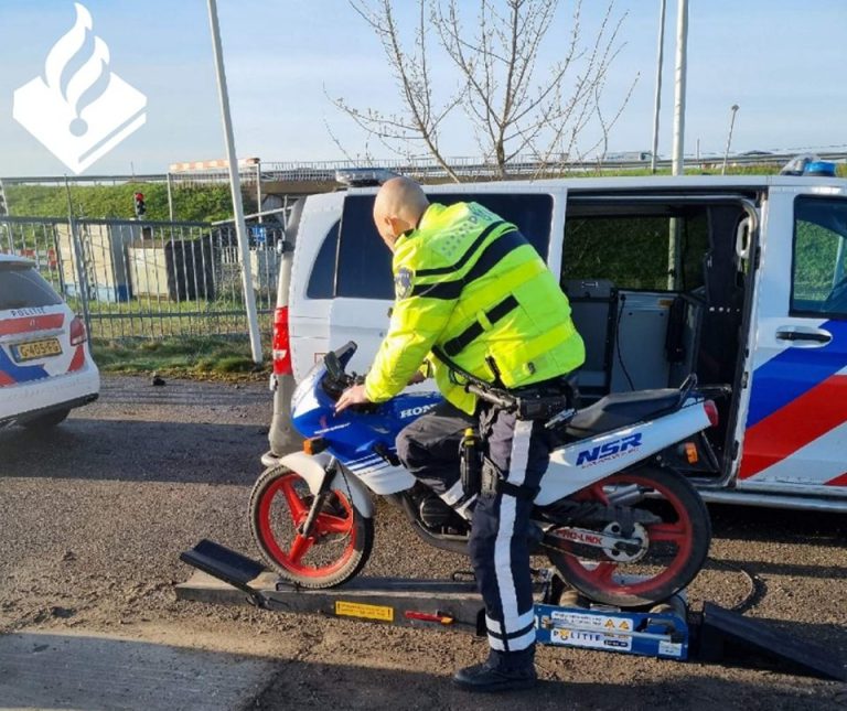 Politie blij na controle Zevenhuizen : “Brommers goed in orde”