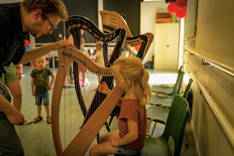 MOZ-Art muziekschool zet de harp in het zonnetje