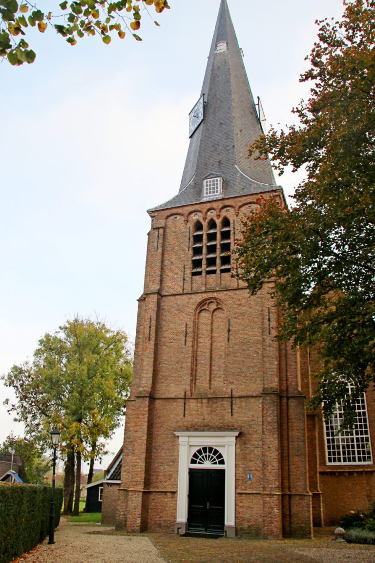 Gemeente Zuidplas zet kerktoren Zevenhuizen ’s nachts op stil
