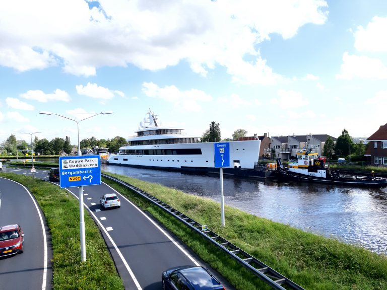 Megajacht langs Coenecoopbrug Waddinxveen