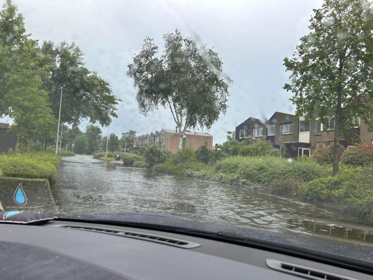 Plaatselijke wolkbreuk zet straten Zevenhuizen blank