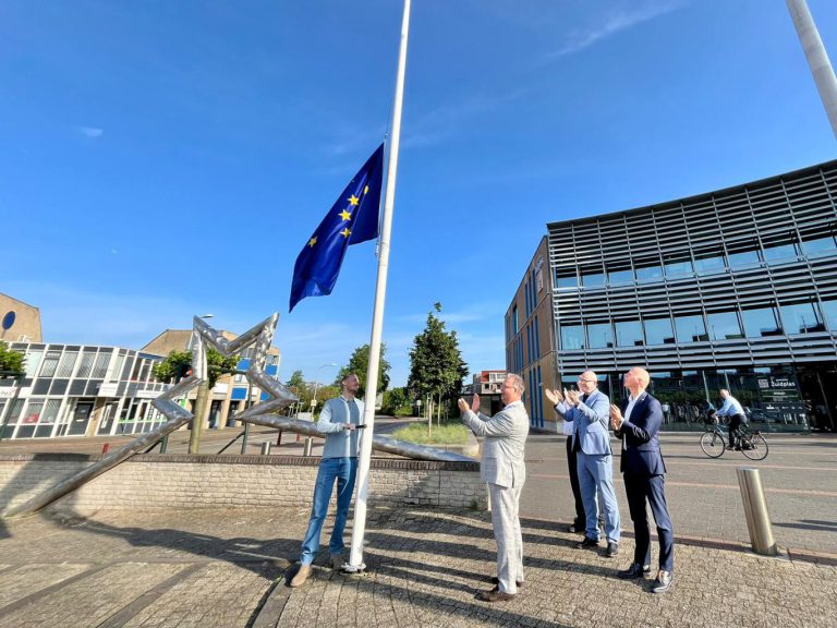 Vlag van Europa wappert voor gemeentehuis Zuidplas