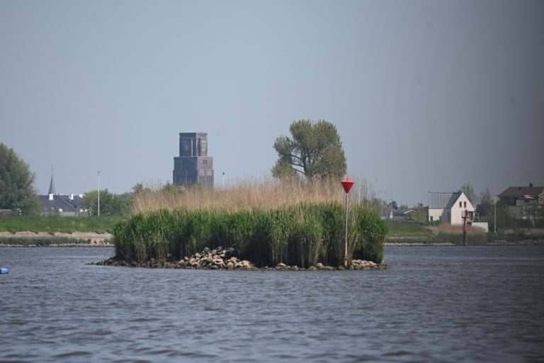 KVT toren Moordrecht vanaf het water gezien