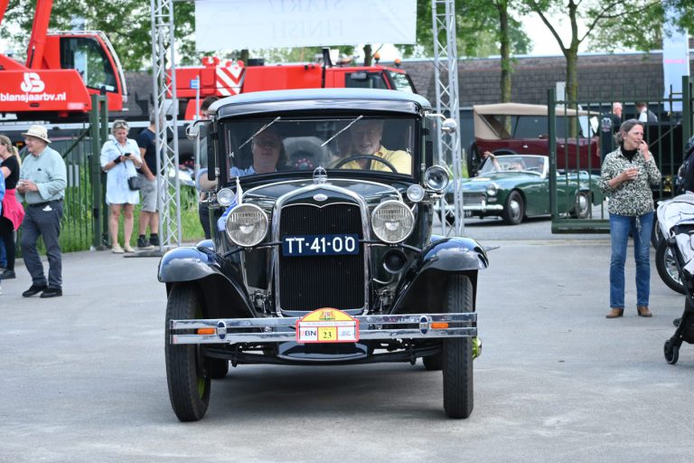 Oldtimers kieken op het Raadhuisplein