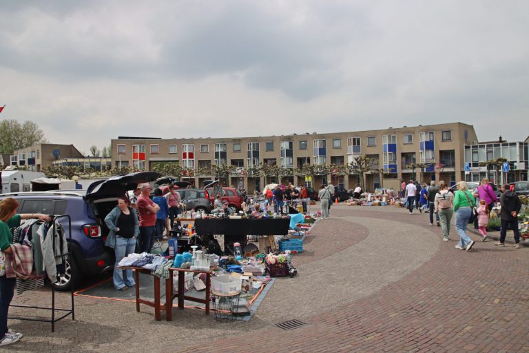 Drukke kofferbakverkoop op Raadhuisplein in Nieuwerkerk