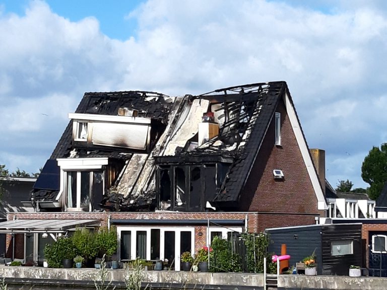 Verwoeste woningen na uitslaande brand Waddinxveen