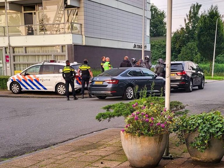 Arrestatieteam haalt gezochte man uit woning in Nieuwerkerk