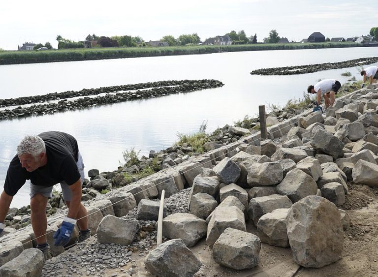 Waterschap zet stenen opnieuw in Moordrechtse dijk