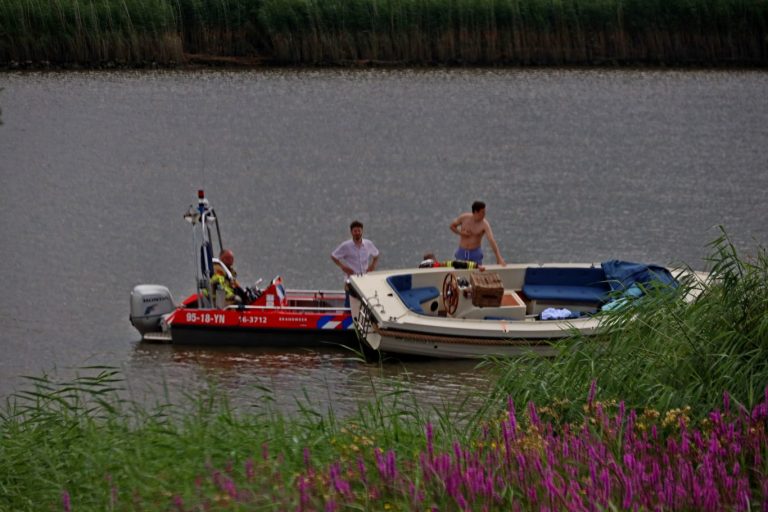 Evacuatie vastgelopen bootje op Hollandsche IJssel