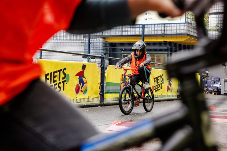 Leontien van Moorsel geeft goede voorbeeld door fiets te doneren tijdens laatste fietsfeest