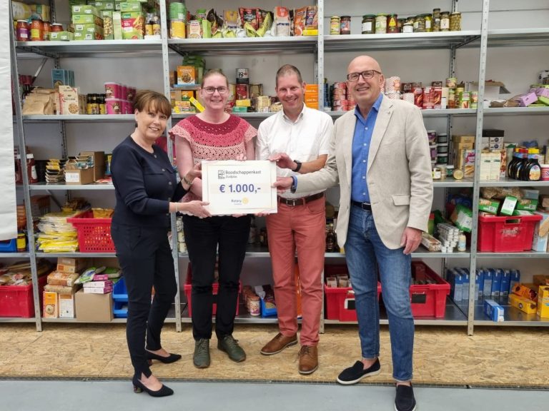 Verrassingsbezoek Rotary aan De Boodschappenkast