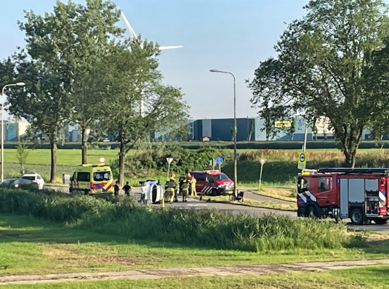 Gewonde en weer auto gekanteld bij aanrijding Middelweg Moordrecht