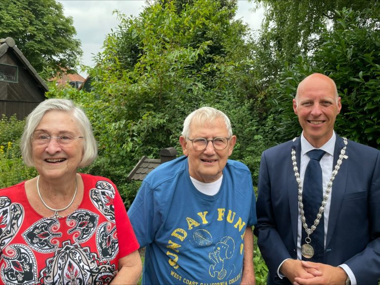 Briljanten bruidspaar Brandse-Houtbraken verrast door locoburgemeester