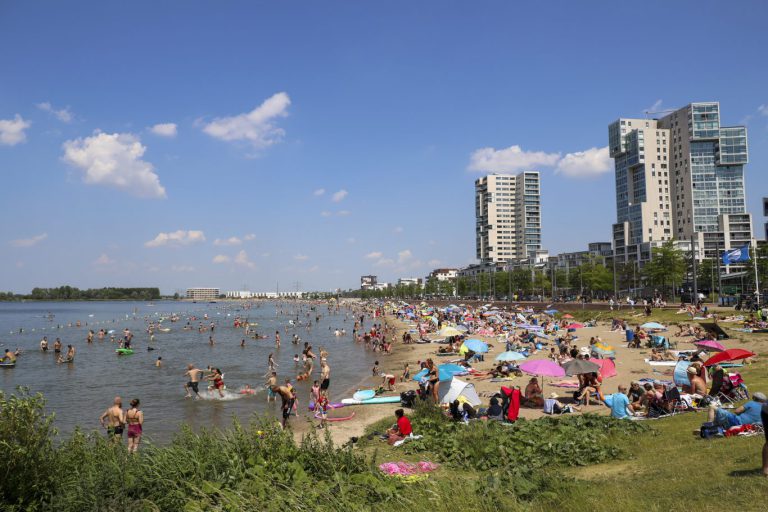 Strand Nesselande in juli per delen afgesloten