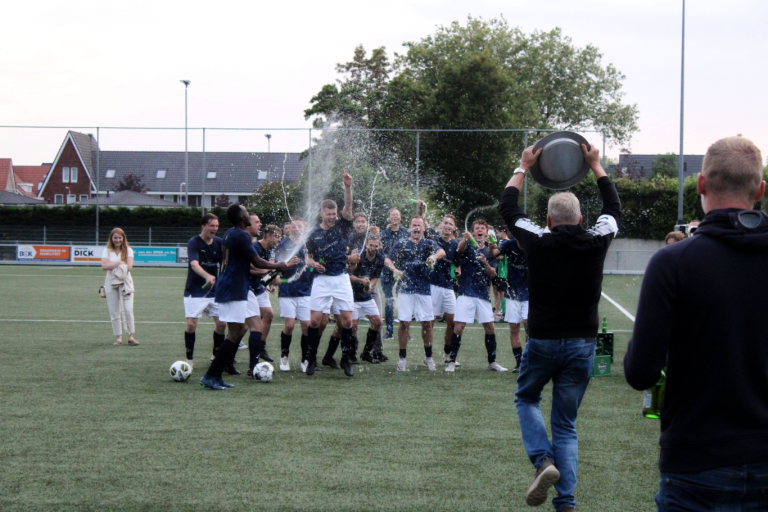 Jan Spek Rozen wint 41ste BedrijfsZomerAvondVoetbal toernooi v.v. Moerkapelle 2024