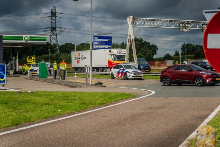 Persoon aangereden door automobilist op tankstation De Vink A20 Nieuwerkerk