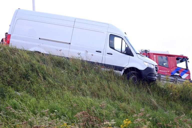 Dreigende kanteling bestelbus voorkomen door brandweer in Moordrecht