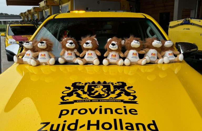 Eerste leeuwenknuffels voor kinderen in nood op wegen in Zuid-Holland