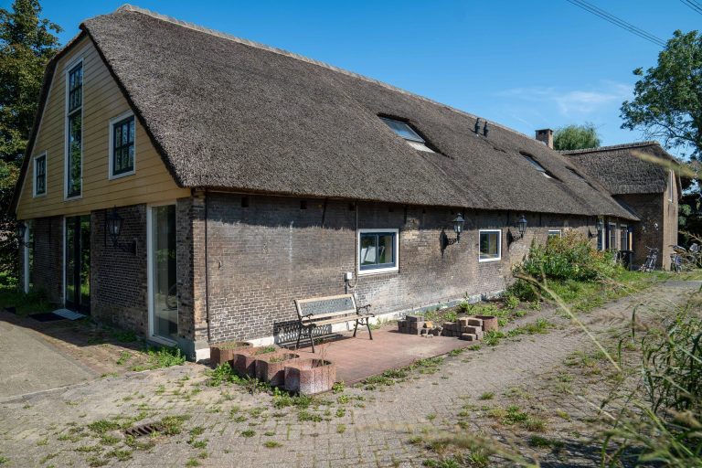 Schade aan monumentale boerderij Voedselbank door hevige regenval