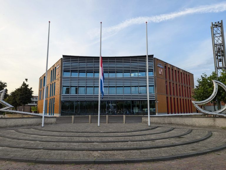 Vlag halfstok bij Indiëmonument en gemeentehuis Zuidplas