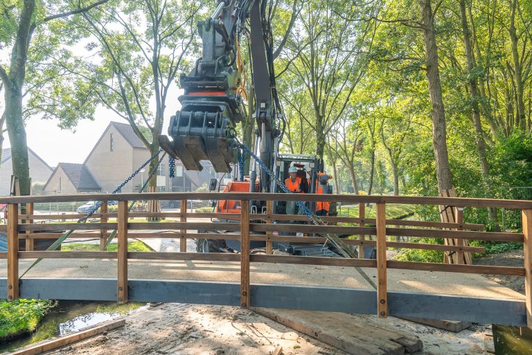 Wethouder Zijlstra plaatst nieuwe brug Groene Hart Park
