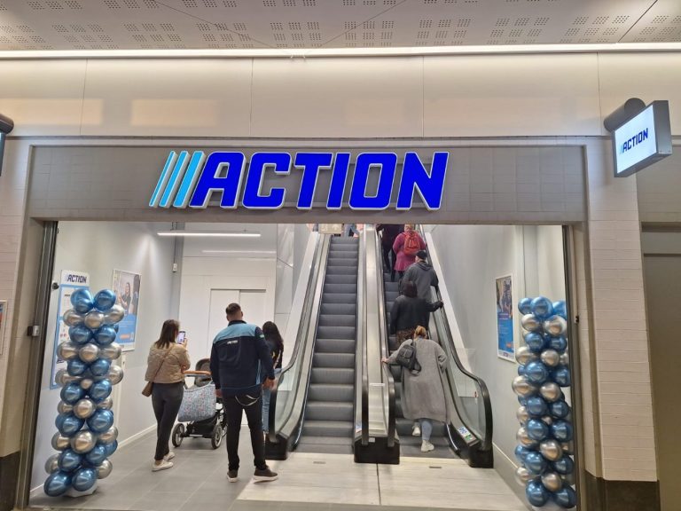 Crowdfunding voor jongen die met rolstoel viel bij nieuwe Action in Nieuwerkerk