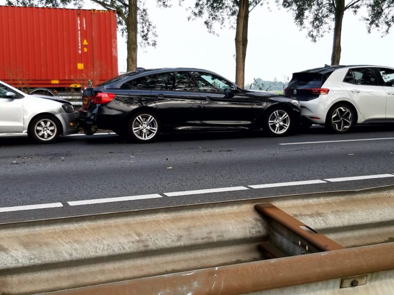 A20 afgesloten na aanrijding 4 voertuigen