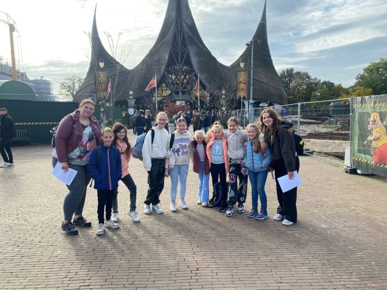 Jonge mantelzorgers beleven onvergetelijke dag in de Efteling