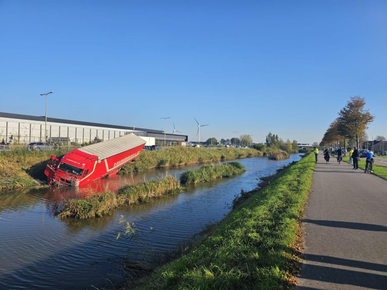 Vrachtwagen in sloot Bredeweg Waddinxveen