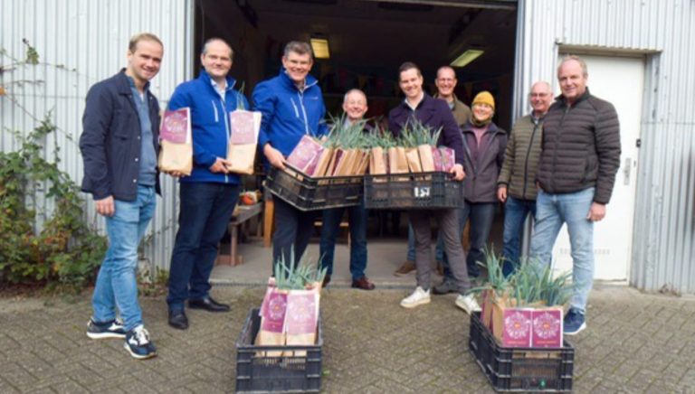 ChristenUnie/SGP geeft groentepakket van eigen bodem aan klanten van de Boodschappenkast