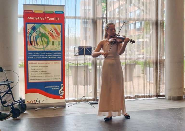 Hawijch Elders betovert publiek tijdens solo-optreden in MOZ-Art/Meander concertserie