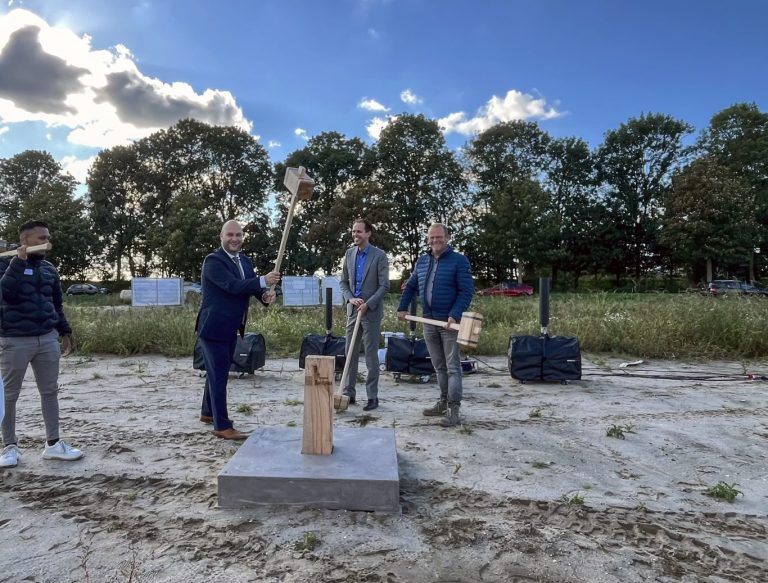 Wethouder Schuurman slaat eerste paal voor start bouw in Swanladriehoek