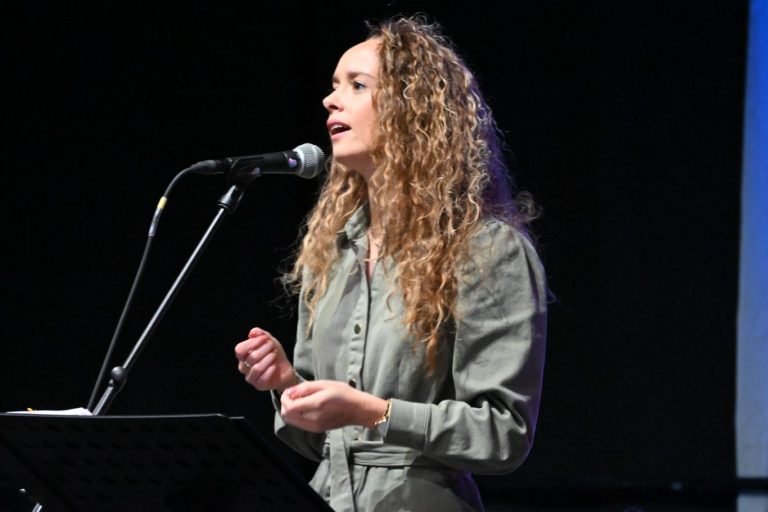 Een bezinning op kerst tijdens Adventsconcert bij kaarslicht met Tenira Sturm in Moordrecht