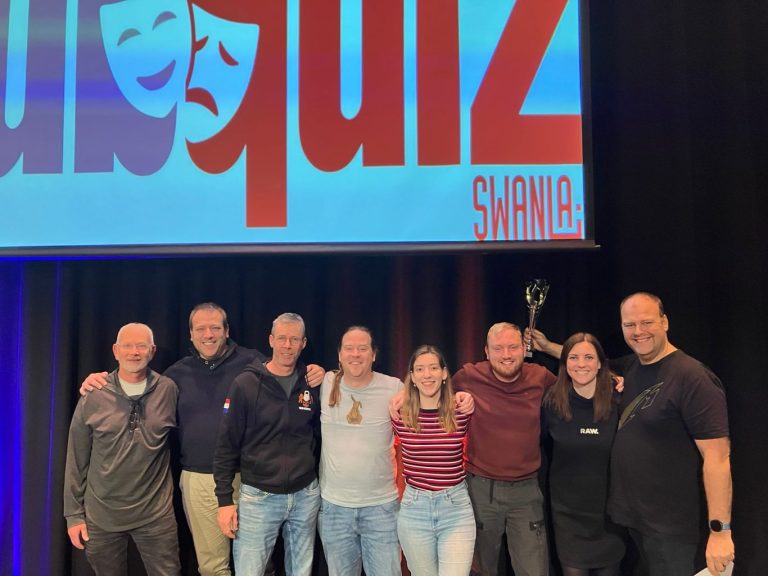 Team De Buurtjes wint hoofdprijs op prijwinnende pubquiz Zevenhuizen