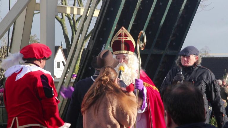 Sint om 12:30 uur aan wal in het Oude Dorp van Nieuwerkerk