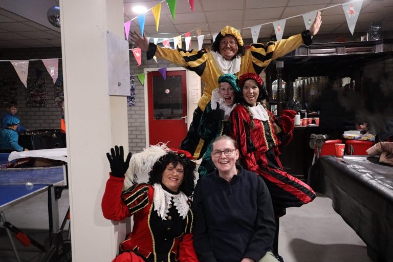 Kadootjes en dekens bij sintfeest Boodschappenkast