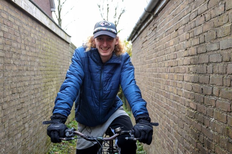 Bram(16) gaat fietsen langs 38 voetbalclubs voor Serious Request