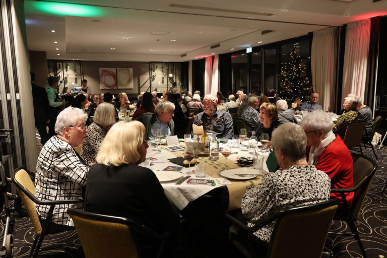 Druk bezocht diner voor ouderen